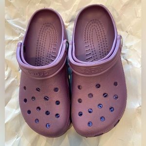 CROCS Women’s size 9. EUC